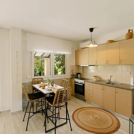 Sani Eclectic Family Villa, Private Garden بيت للعطل