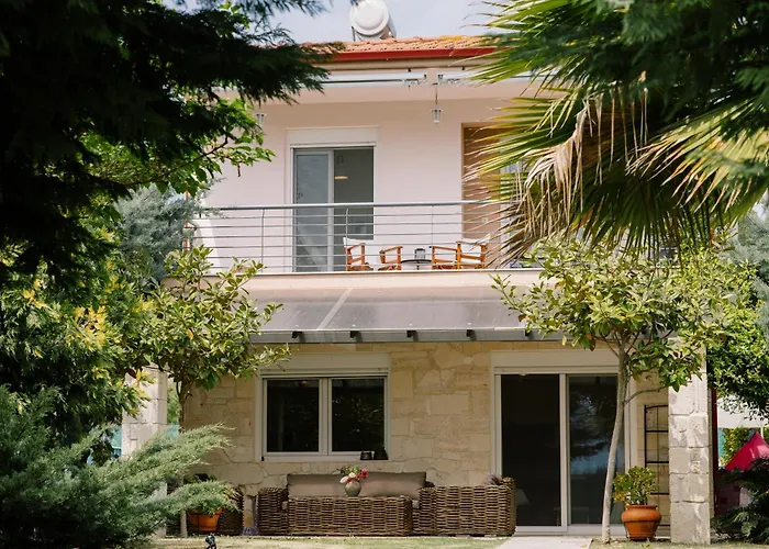 Sani Eclectic Family Villa, Private Garden 撒尼海滩